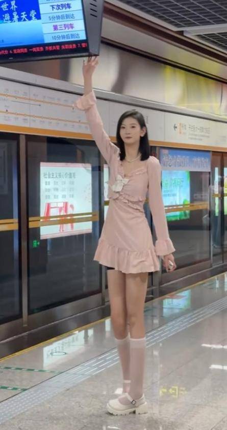 女孩身高2米26貌美如花<strong></p>
<p>美国虚拟币</strong>，妈妈天天发愁：白长这么漂亮，没人敢追
