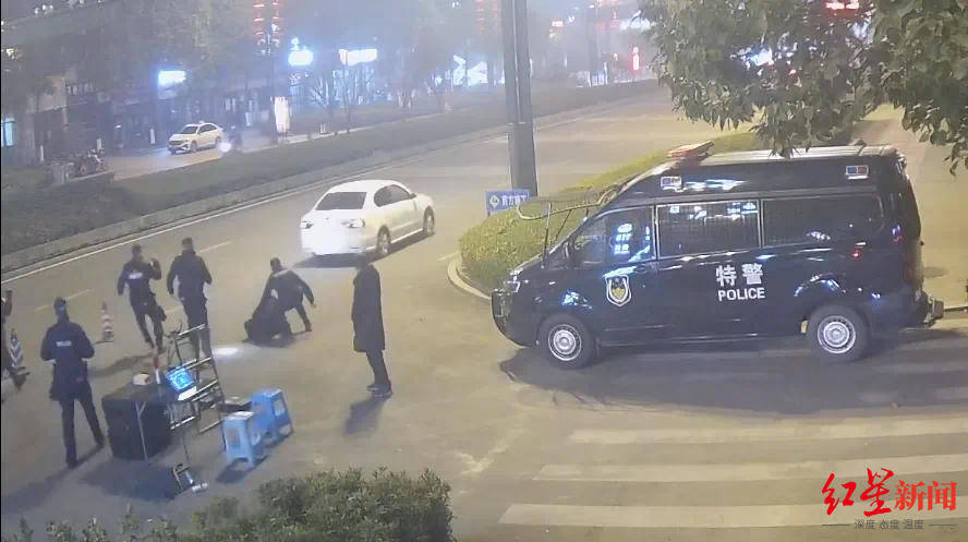 男子车内放疑似枪支遇检查强行冲卡致一辅警被拖行受伤<strong></p>
<p>以太坊虚拟币</strong>，已被抓获！“枪支”正在鉴定