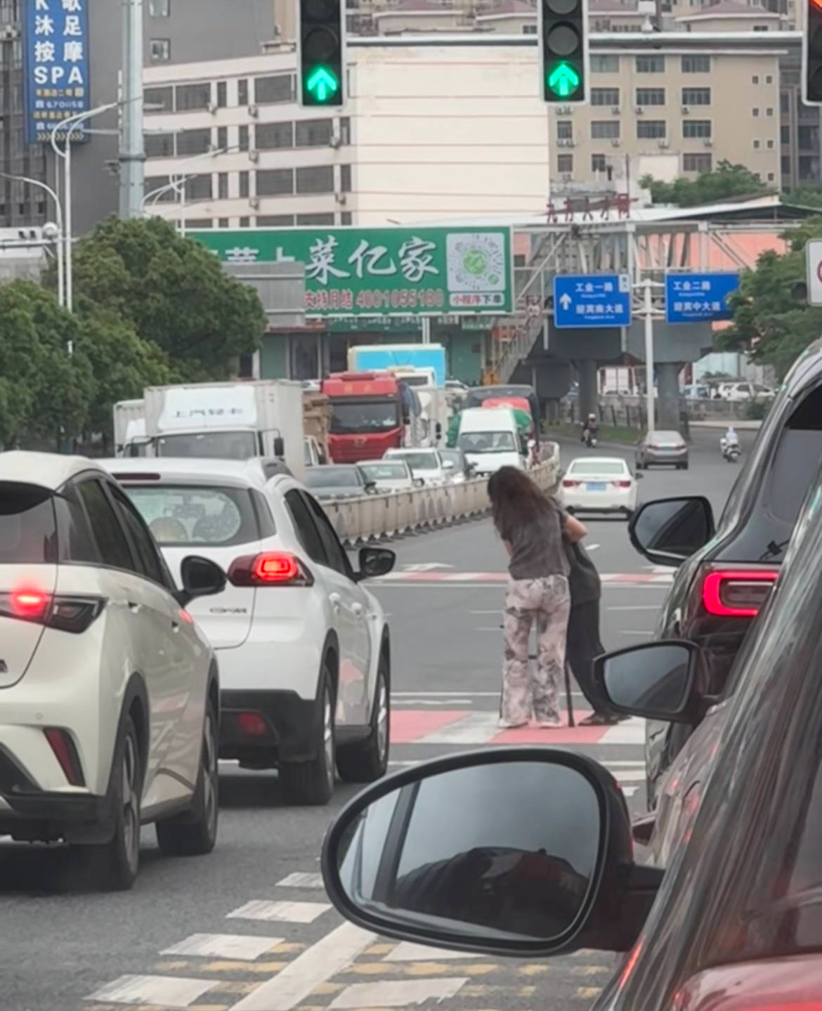 赣州女司机下车搀扶老人过马路<strong></p>
<p>虚拟币团队</strong>，所有车辆等候4分钟，目击者：静静等待，没人按喇叭
