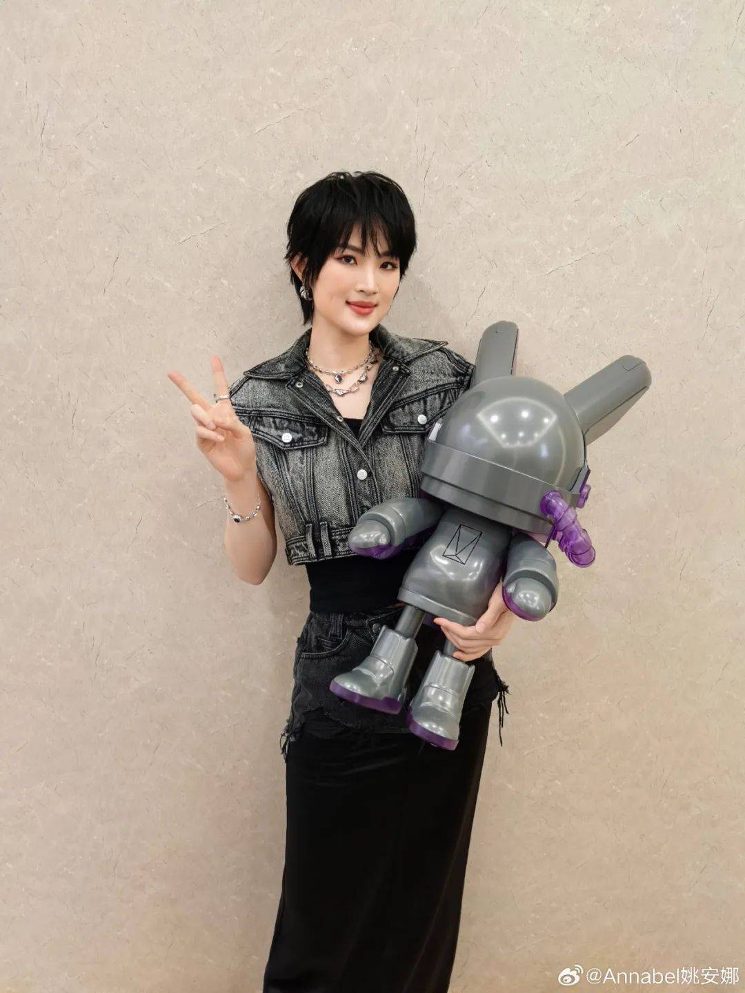 姚安娜被问到哈佛大学拒收国际生<strong></p>
<p>1st虚拟币</strong>，微笑回应“还好毕业了”，此前曾以满分成绩考入哈佛大学