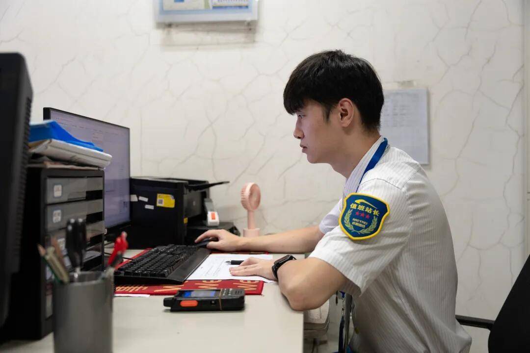 一根牙签“抢”回25万元！一老年乘客手机被“黑”<strong></p>
<p>虚拟币炒作</strong>，地铁值班站长紧急取卡