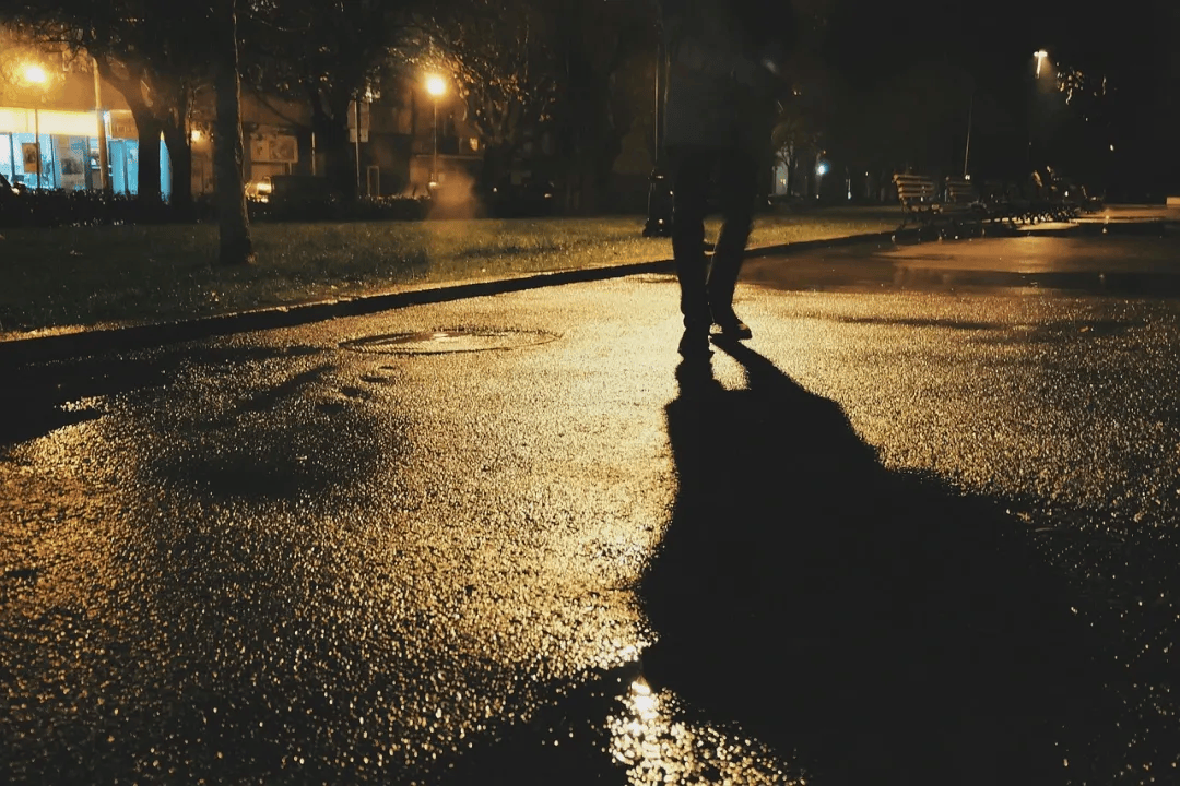 “躺赚百万”的诱惑<strong></p>
<p>猴币虚拟币</strong>，“职业背债人”如何成为金融黑灰产的一环？