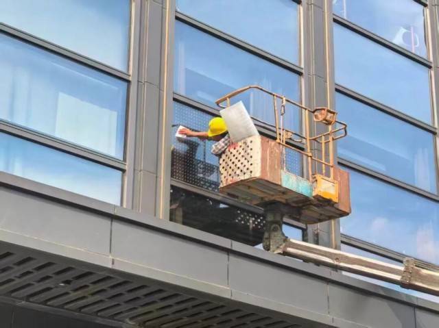 北京一座大厦楼下躺了14只鸟<strong></p>
<p>虚拟币猴币</strong>，12只已死亡！元凶竟是玻璃