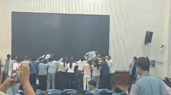 家长跪地被学生轮流踩踏<strong></p>
<p>马来西亚虚拟币</strong>，校方凌晨道歉