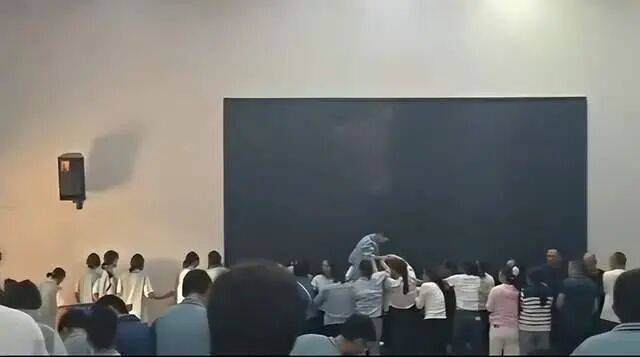 家长们跪成一排<strong></p>
<p>马来西亚虚拟币</strong>，学生蒙眼从背上踩过？教育局回应河南一中学举办活动引热议：正调查处理