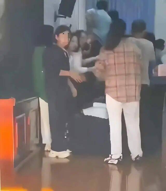 家长们跪成一排<strong></p>
<p>马来西亚虚拟币</strong>，学生蒙眼从背上踩过？教育局回应河南一中学举办活动引热议：正调查处理