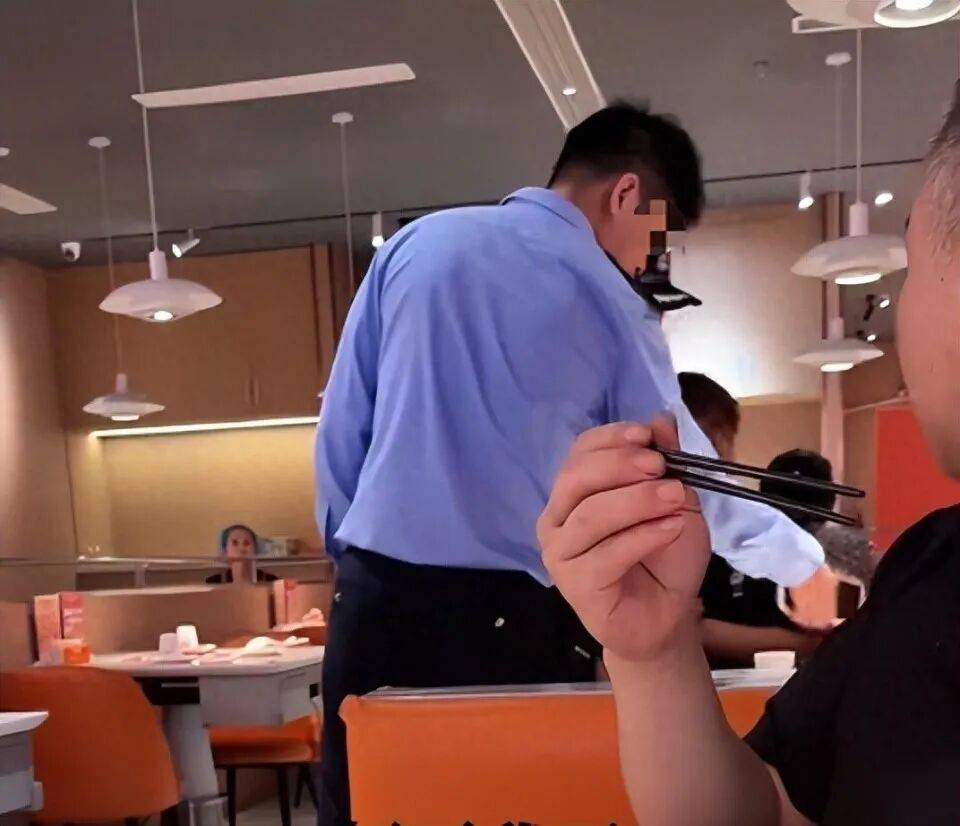 小伙和女友餐厅吃饭<strong></p>
<p>虚拟币软件开发</strong>，被民警赶来戴铐带走；警方回应：其女友与一离家女孩“撞脸”，错抓已道歉