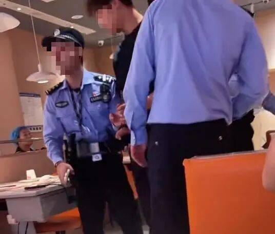 小伙和女友餐厅吃饭<strong></p>
<p>虚拟币软件开发</strong>，被民警赶来戴铐带走；警方回应：其女友与一离家女孩“撞脸”，错抓已道歉
