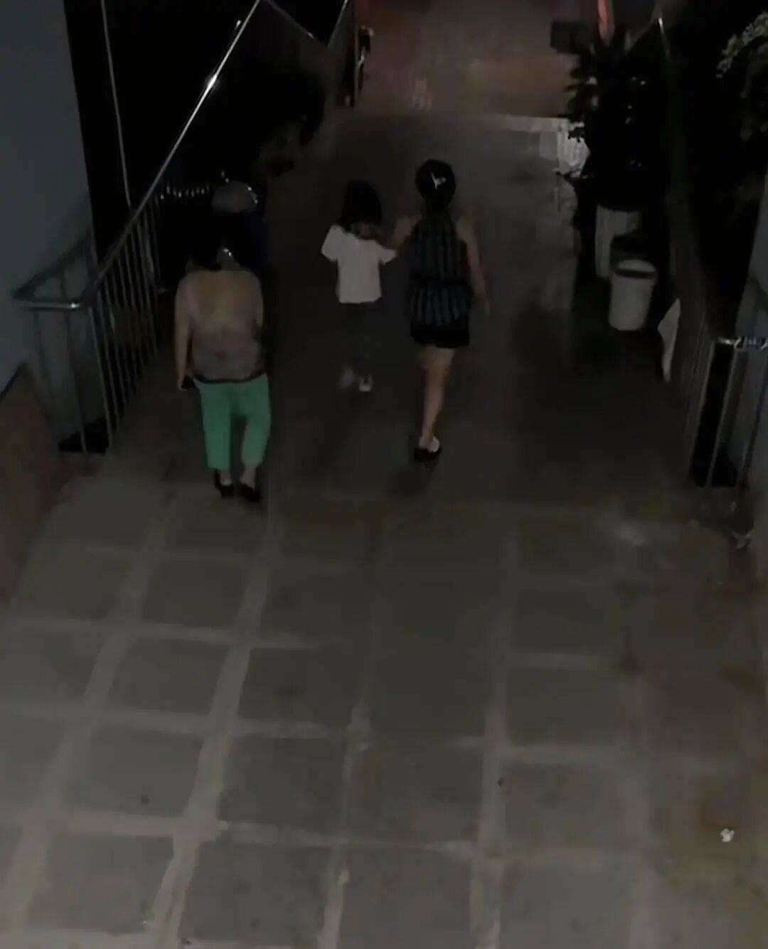 7岁女孩中秋节到同学家玩<strong></p>
<p>熵虚拟币</strong>，2天无人来接，警察上门发现，其单亲父亲已在家中离世……