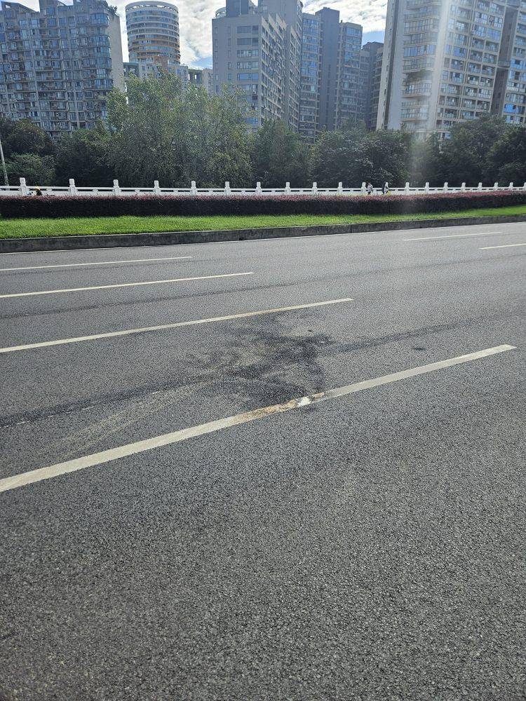 成都发生一起严重交通事故<strong></p>
<p>聚币网虚拟币</strong>，上游新闻实地探访：燃烧留下的印记仍在