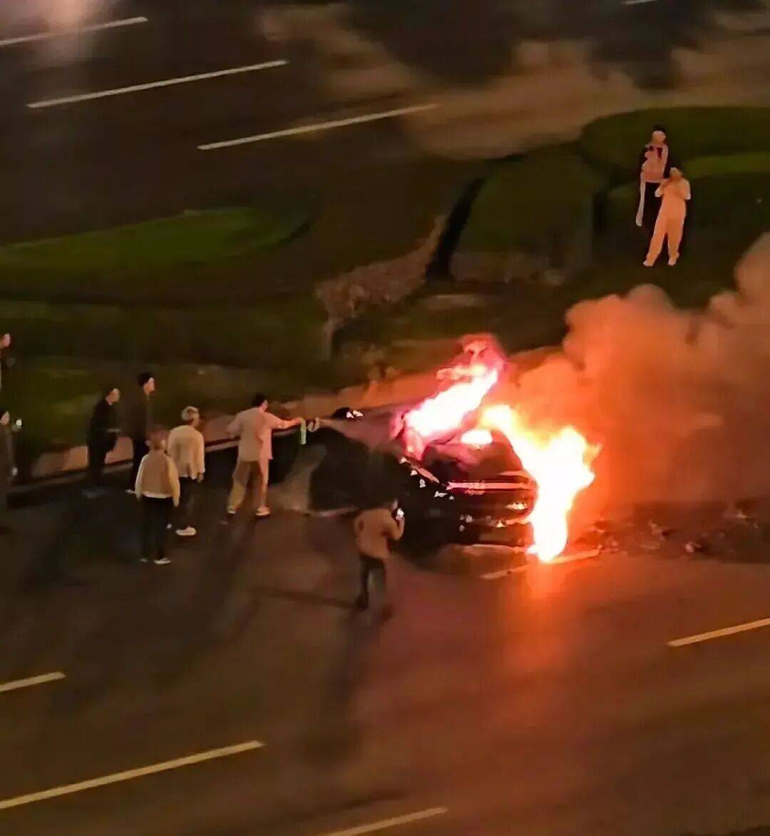 一辆SU7碰撞后爆燃<strong></p>
<p>聚币网虚拟币</strong>，多人救援未果！小米股价重挫近8%！