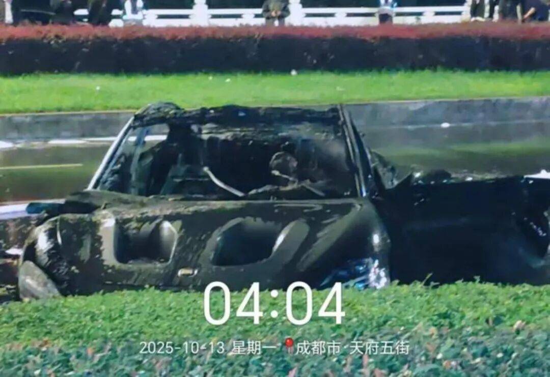 一辆SU7碰撞后爆燃<strong></p>
<p>聚币网虚拟币</strong>，多人救援未果！小米股价重挫近8%！