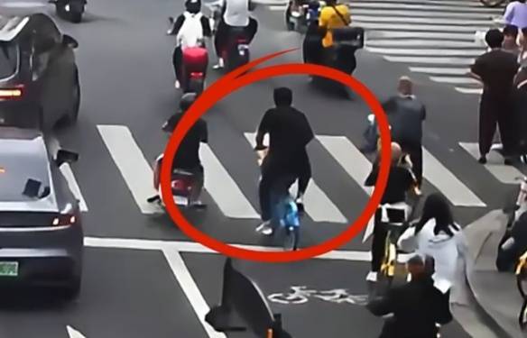 看着都疼<strong></p>
<p>虚拟币怎么投资</strong>！上海街头一男子突然求助：10岁女儿被死死卡住！这个行为太危险→