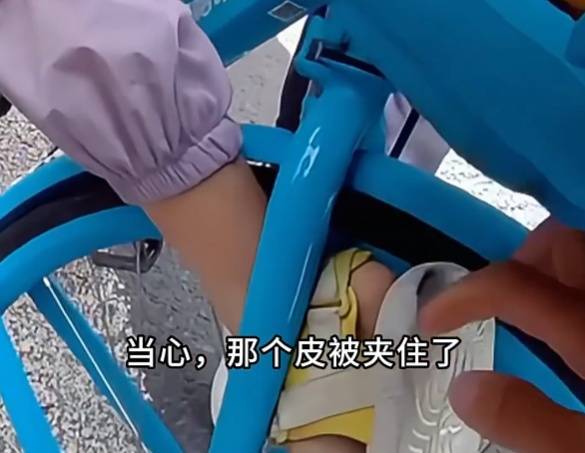 看着都疼<strong></p>
<p>虚拟币怎么投资</strong>！上海街头一男子突然求助：10岁女儿被死死卡住！这个行为太危险→