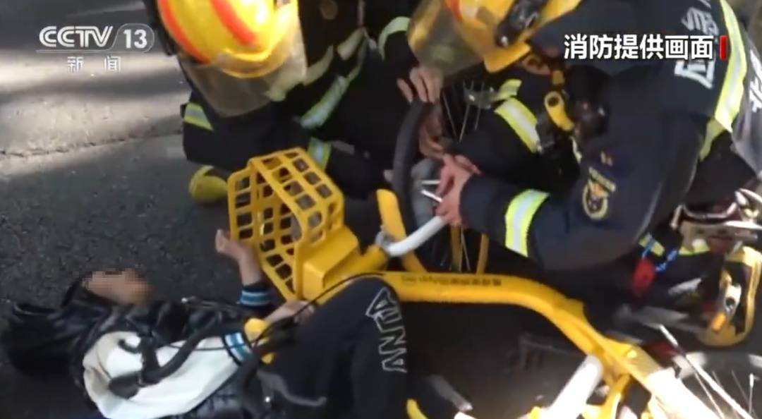 看着都疼<strong></p>
<p>虚拟币怎么投资</strong>！上海街头一男子突然求助：10岁女儿被死死卡住！这个行为太危险→