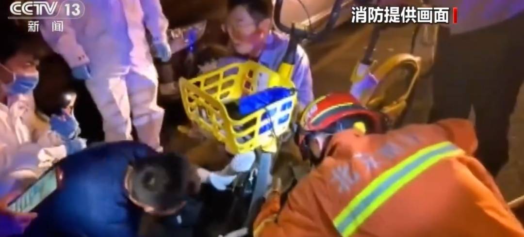 看着都疼<strong></p>
<p>虚拟币怎么投资</strong>！上海街头一男子突然求助：10岁女儿被死死卡住！这个行为太危险→