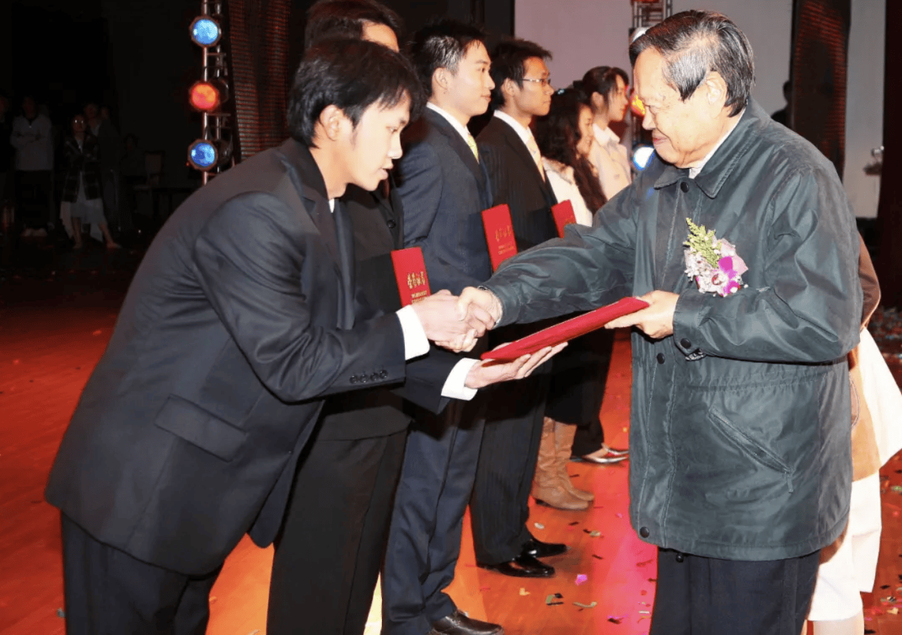 杨振宁为什么连续32年担任东莞理工学院名誉校长<strong></p>
<p>虚拟币新币</strong>？