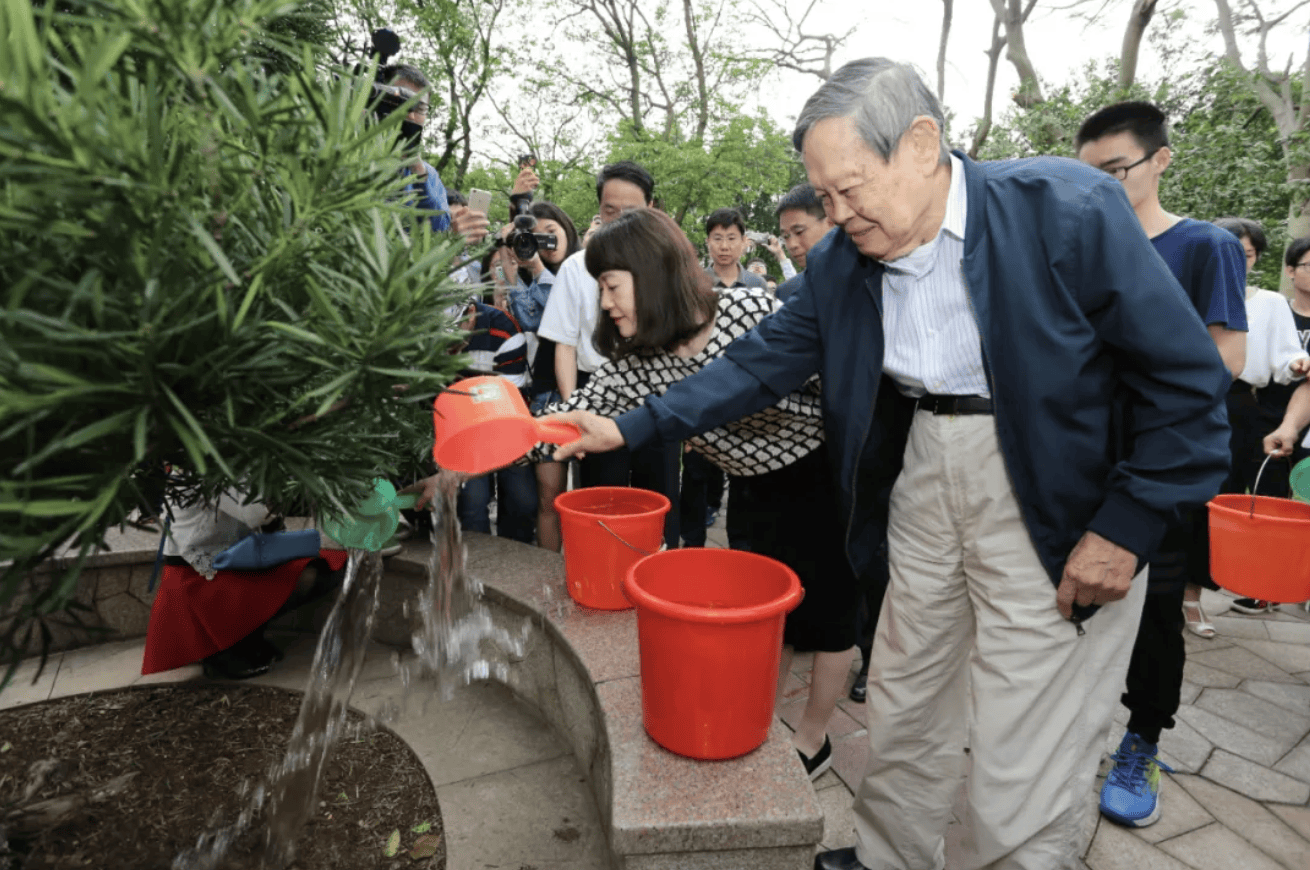 杨振宁为什么连续32年担任东莞理工学院名誉校长<strong></p>
<p>虚拟币新币</strong>？