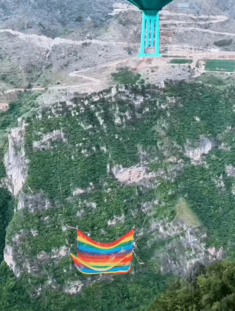 贵州花江峡谷大桥无绳蹦极引热议<strong></p>
<p>虚拟币新币</strong>，工作人员：20-50米高度自选，下方有160㎡安全网接住