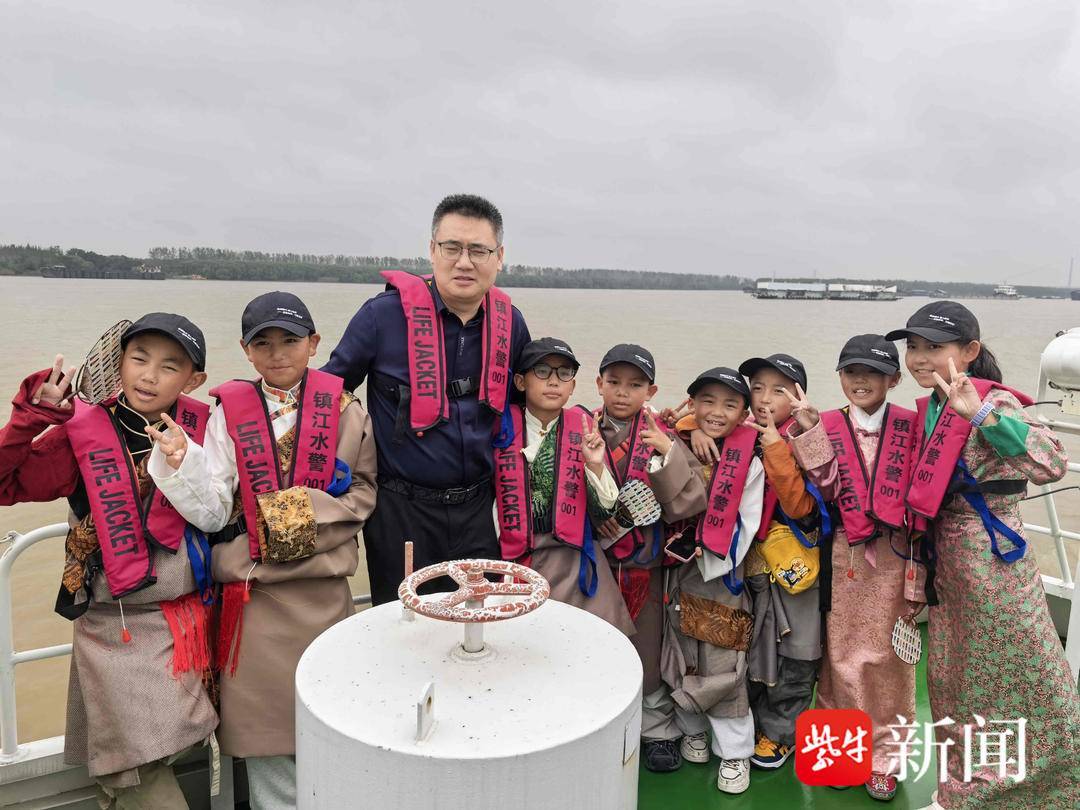 “叔叔是江苏的<strong></p>
<p>虚拟币走势图</strong>,将来一定带你们去看看!”镇江警官不忘承诺,四次组织近百名藏区学子来苏研学