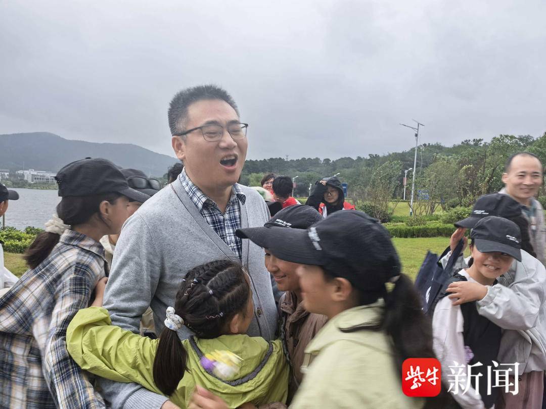 “叔叔是江苏的<strong></p>
<p>虚拟币走势图</strong>,将来一定带你们去看看!”镇江警官不忘承诺,四次组织近百名藏区学子来苏研学