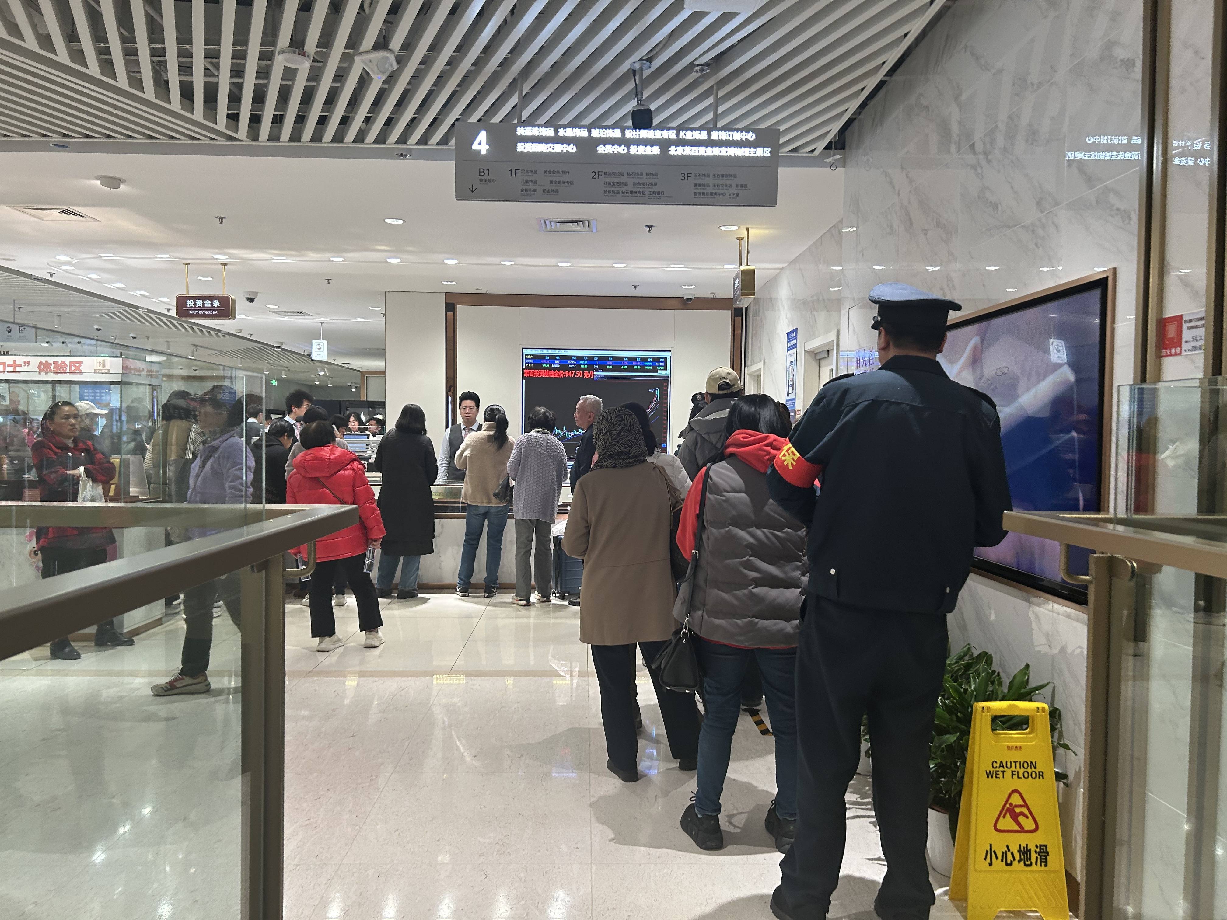 实探|金价惊魂一夜后:“囤金大爷大妈”挤爆金店<strong></p>
<p>虚拟币走势图</strong>,拿下百克金条
