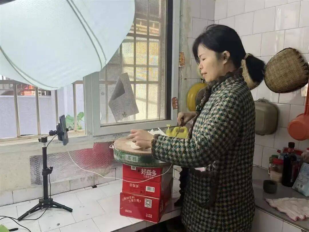 41岁武汉宝妈突然爆火！多次收到央视邀约<strong></p>
<p>虚拟币资讯</strong>，本人回应