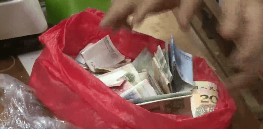 广东一男子两三年持续往批发店无故扔钱<strong></p>
<p>虚拟币分叉</strong>，店主：每次他都不承认，还钱还把钱送回来