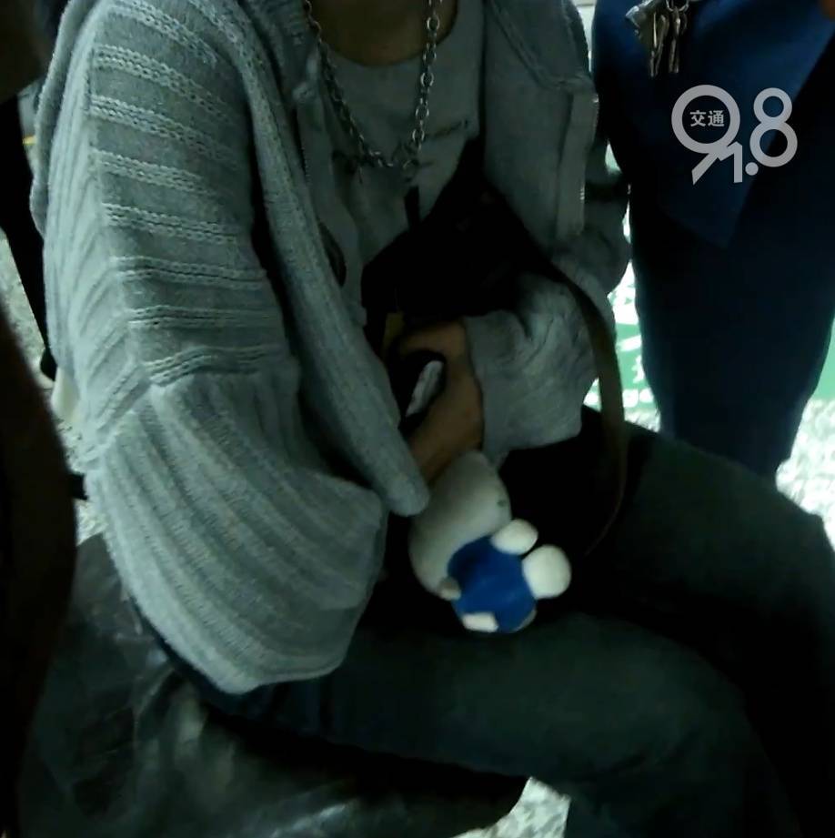 杭州地铁内<strong></p>
<p>虚拟币方案</strong>,女乘客突然崩溃大哭!紧接着……这一幕被拍下