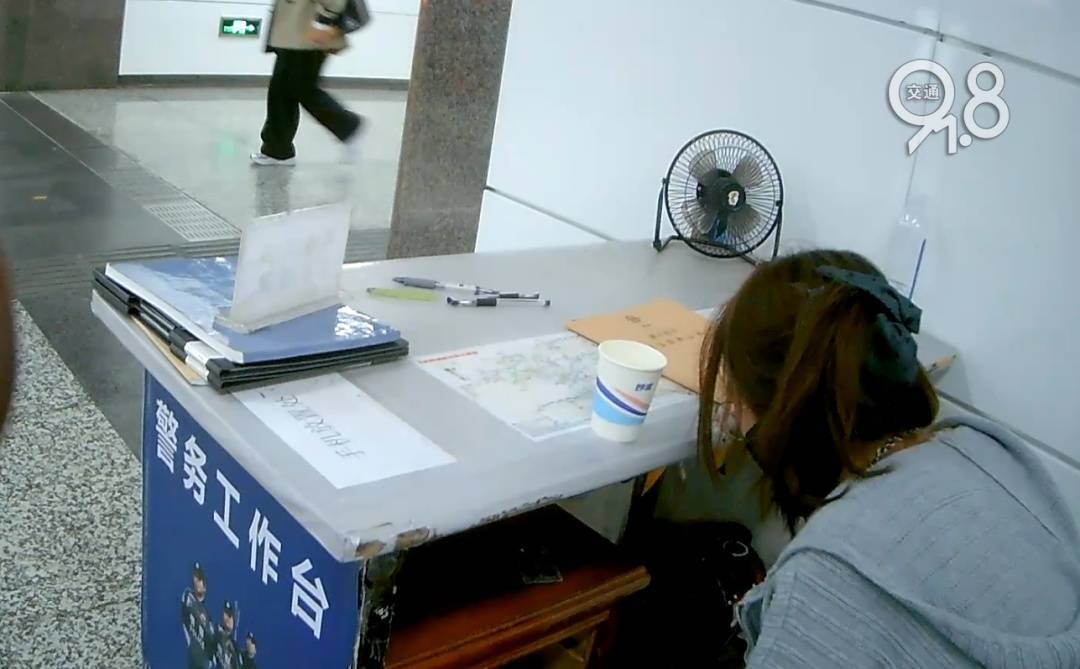 杭州地铁内<strong></p>
<p>虚拟币方案</strong>,女乘客突然崩溃大哭!紧接着……这一幕被拍下