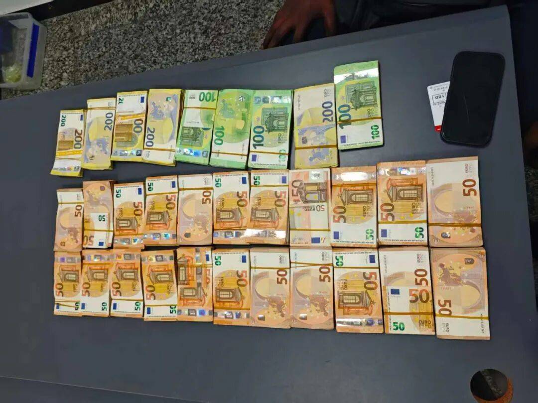 成捆的欧元现金就放在背包里装着<strong></p>
<p>虚拟币ZEC</strong>,折合人民币超186万元,旅客入境时被广州海关查获