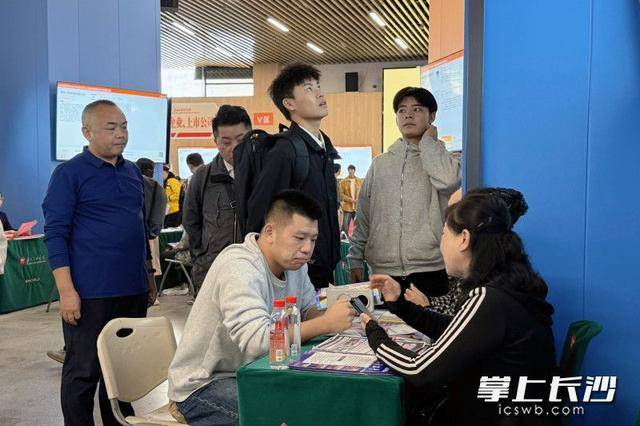 700余名退役军人及军属长沙求职<strong></p>
<p>飞币虚拟币</strong>，165人达成意向