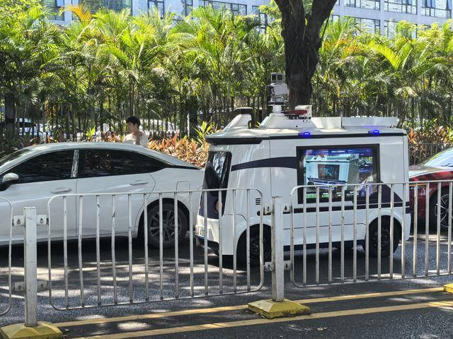 深圳交警“黑科技”再升级<strong></p>
<p>飞币虚拟币</strong>！首台多功能无人巡检车“上岗”