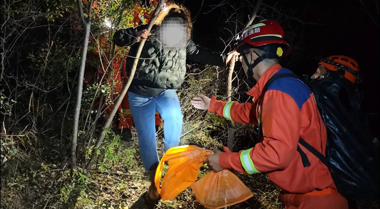 夫妻登山赏秋一人迷路<strong></p>
<p>飞币虚拟币</strong>，消防员紧急上山寻人