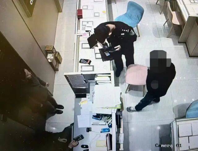 股市套现170万元后<strong></p>
<p>国家禁止虚拟币</strong>，杭州男子豪购300克金条！老板当场报警……