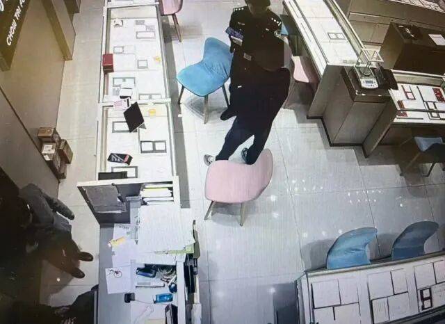 股市套现170万元后<strong></p>
<p>国家禁止虚拟币</strong>，杭州男子豪购300克金条！老板当场报警……