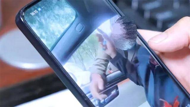 婚车遭拦截索要50条烟作为喜钱，双方僵持1小时，新人无奈打车离去！