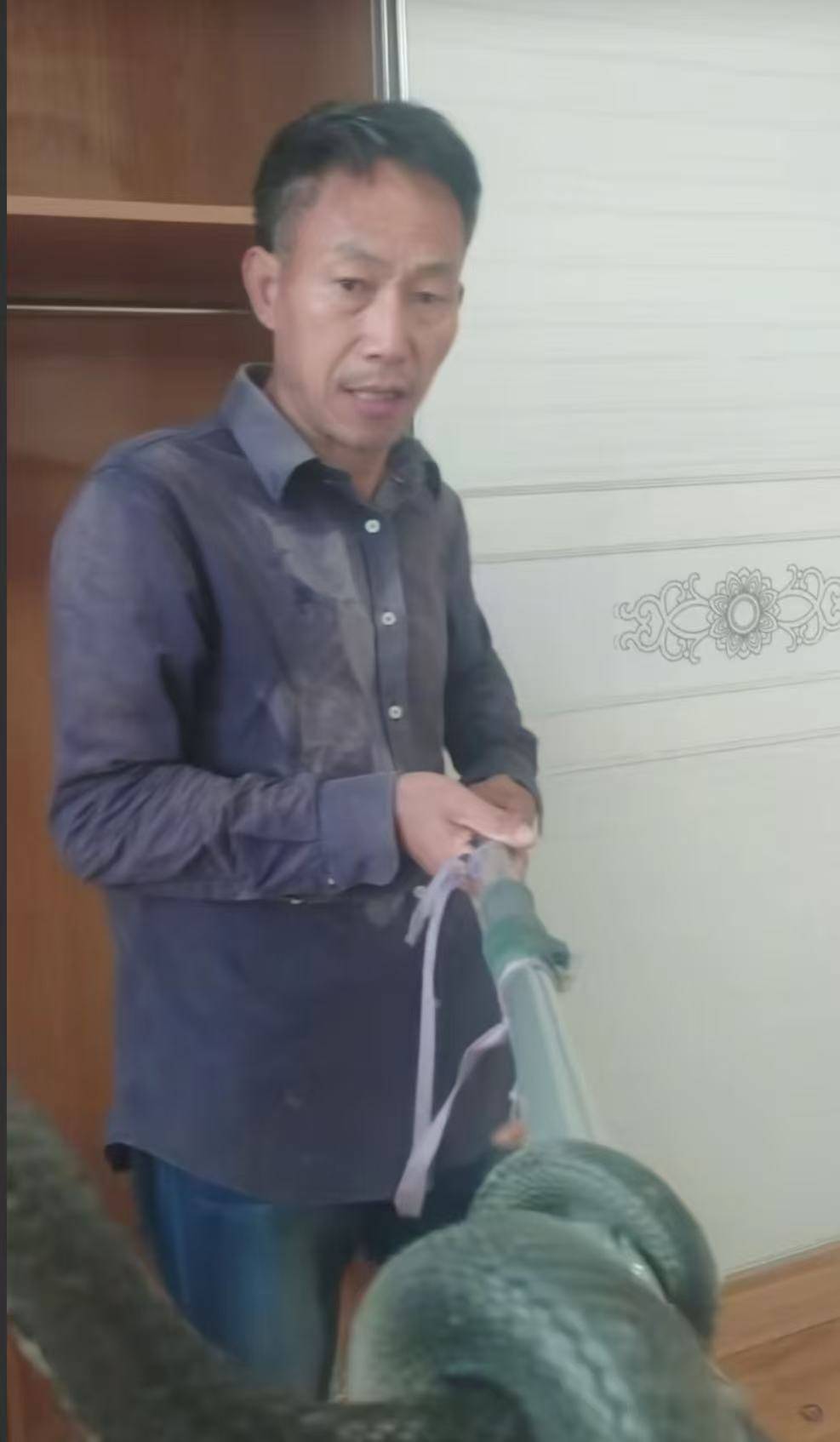 “蛇被我甩开了<strong></p>
<p>虚拟币商城开发</strong>，没完全注射毒液”，湖南直播抓蛇被咬伤网红被警方拘留后发声道歉