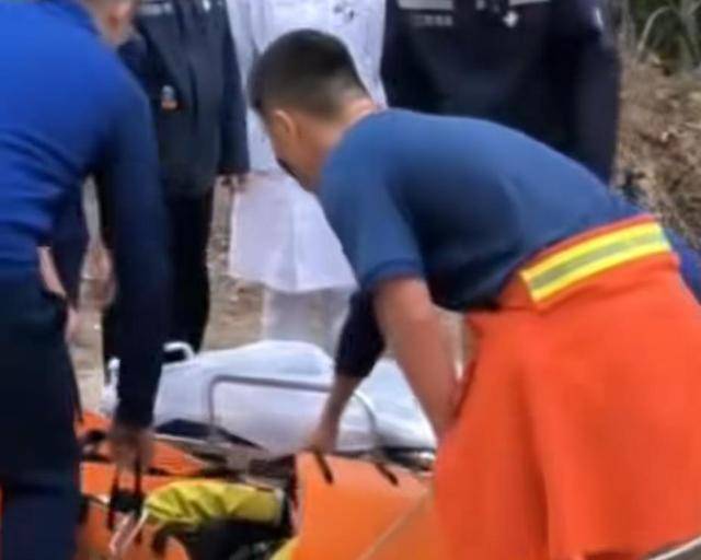 “我来个跳的”！女驴友不慎摔下巨石<strong></p>
<p>储备币虚拟币</strong>，目击者：粉碎性骨折