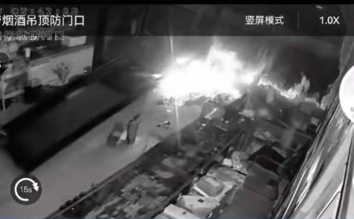 多名男子开越野车撞开烟酒店大门行窃<strong></p>
<p>虚拟游戏币代理</strong>，失主报案称损失超20万元，警方回应