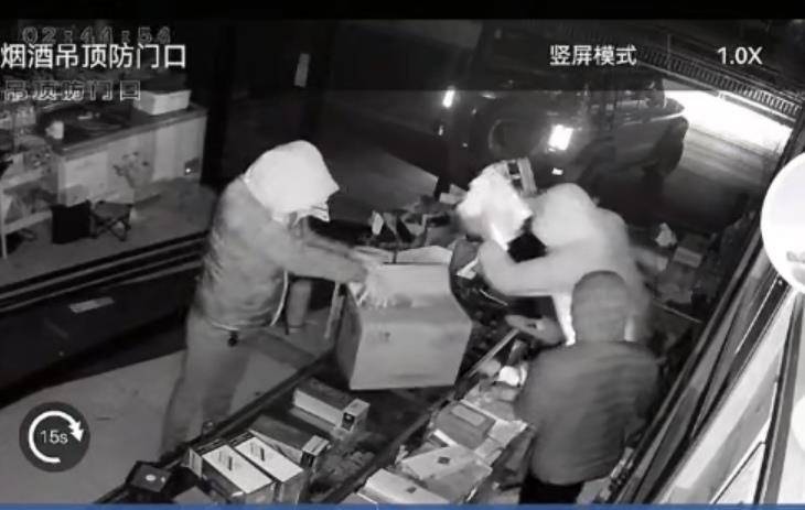 多名男子开越野车撞开烟酒店大门行窃<strong></p>
<p>虚拟游戏币代理</strong>，失主报案称损失超20万元，警方回应
