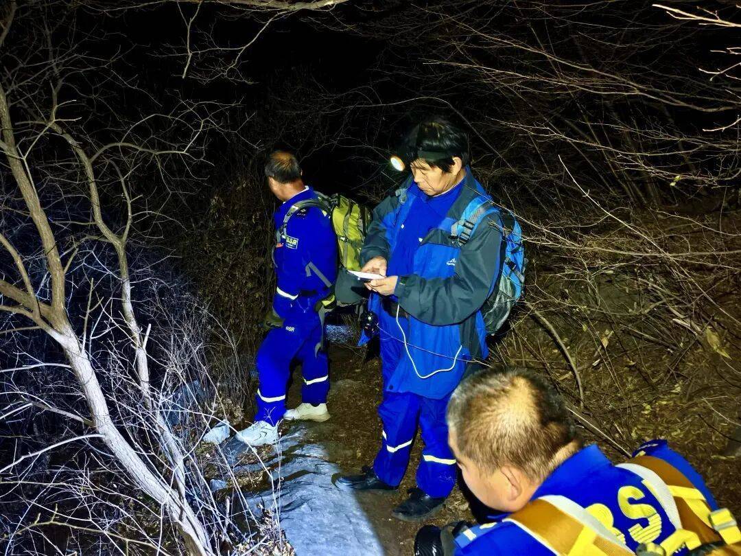北京一男子爬野山迷路获救，却不理还在找他的蓝天队员！电话不接、微信不回，害队员们苦寻一夜！