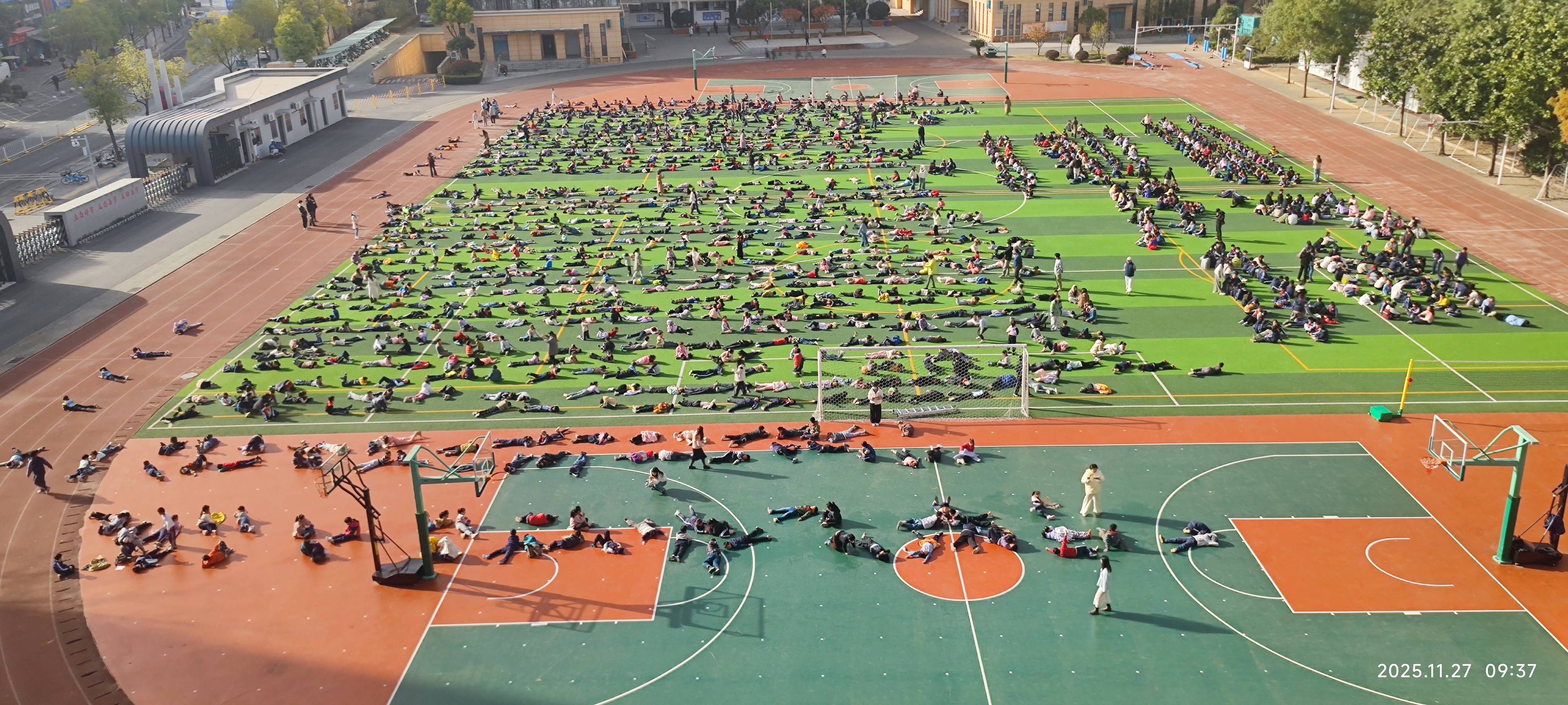 武汉一学校大课间秒变大型“晒娃”现场<strong></p>
<p>元宝网虚拟币</strong>，1700名学生乐得在操场上打滚，乐在其中