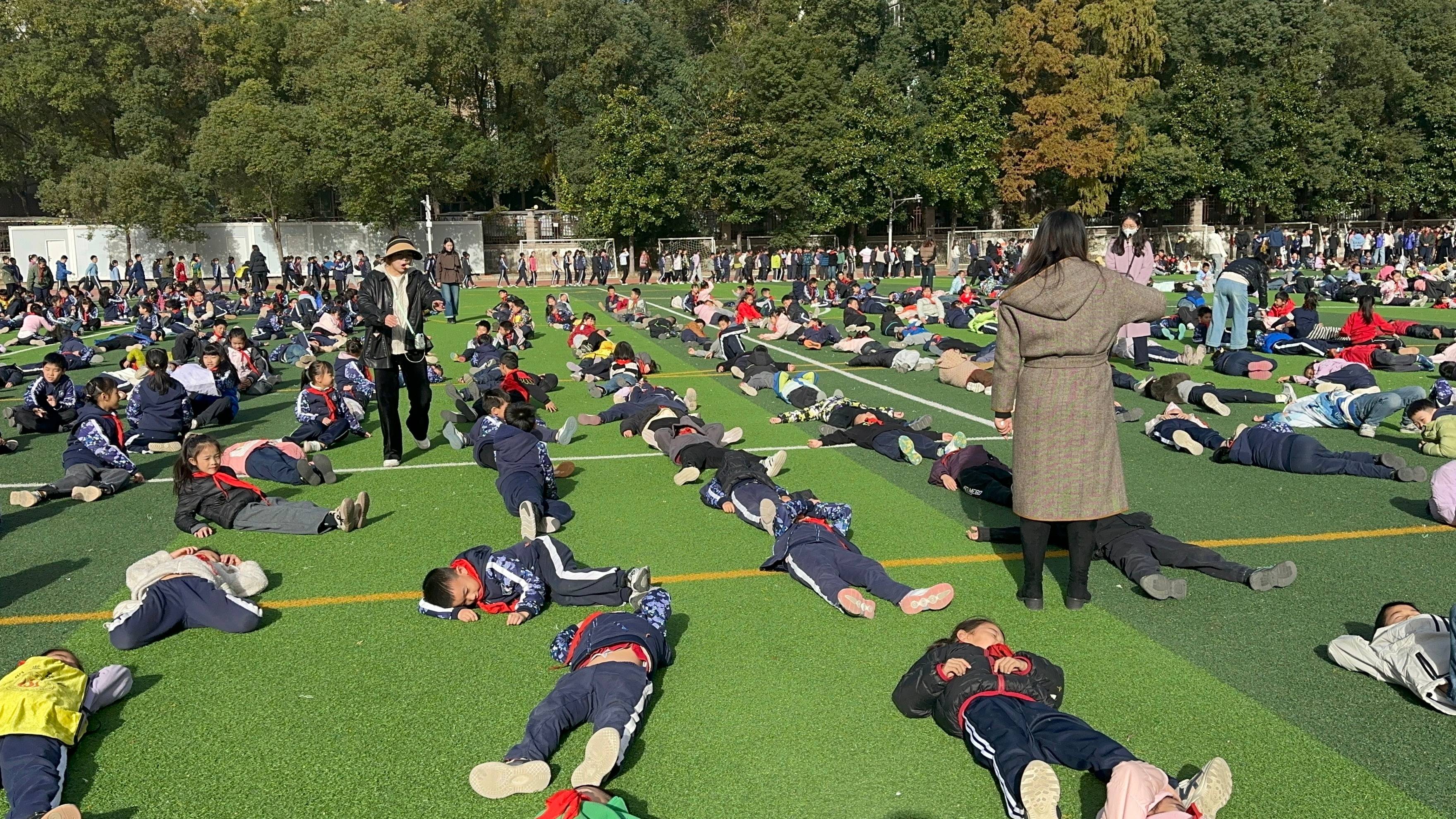 武汉一学校大课间秒变大型“晒娃”现场<strong></p>
<p>元宝网虚拟币</strong>，1700名学生乐得在操场上打滚，乐在其中