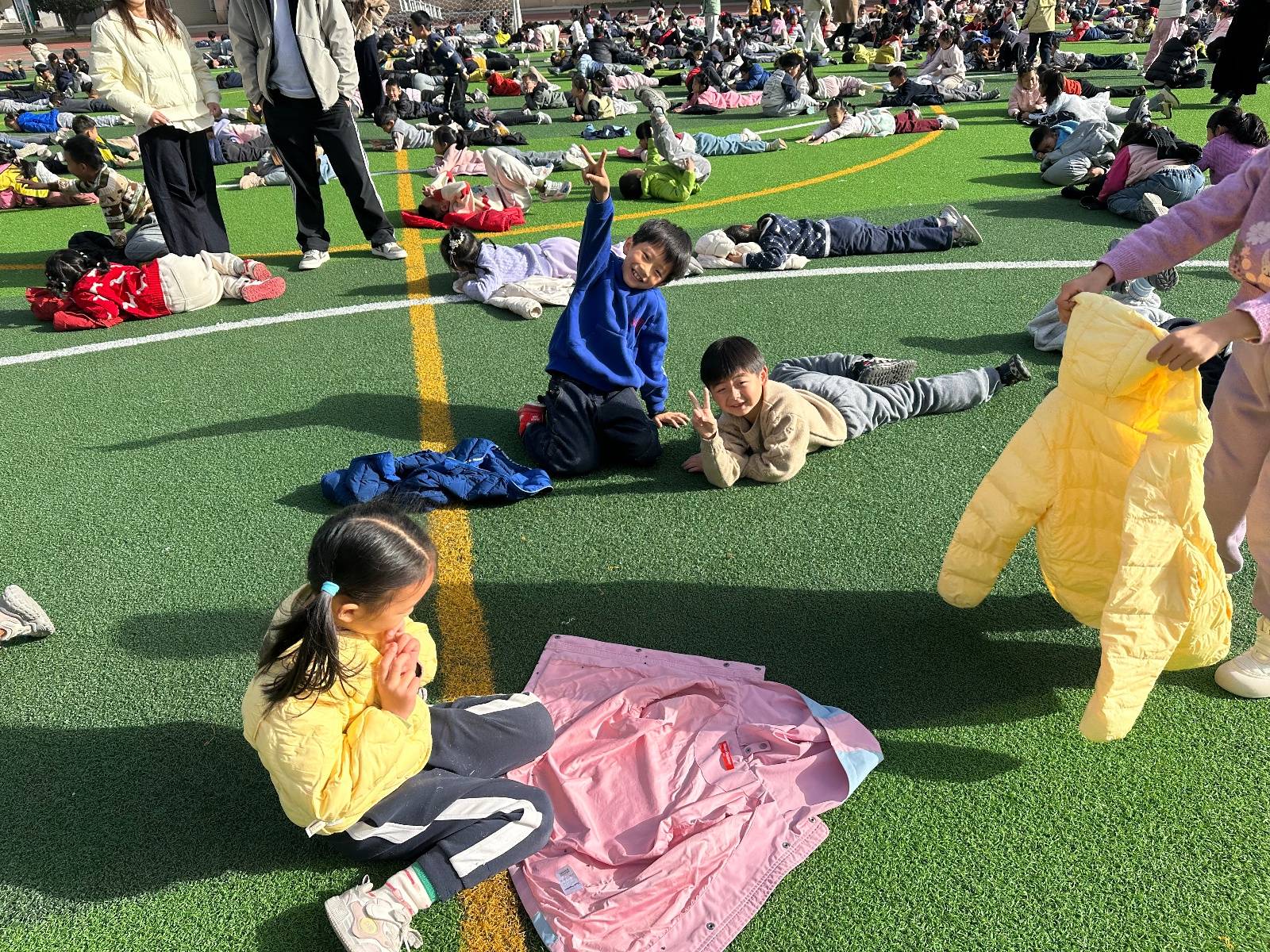 武汉一学校大课间秒变大型“晒娃”现场<strong></p>
<p>元宝网虚拟币</strong>，1700名学生乐得在操场上打滚，乐在其中