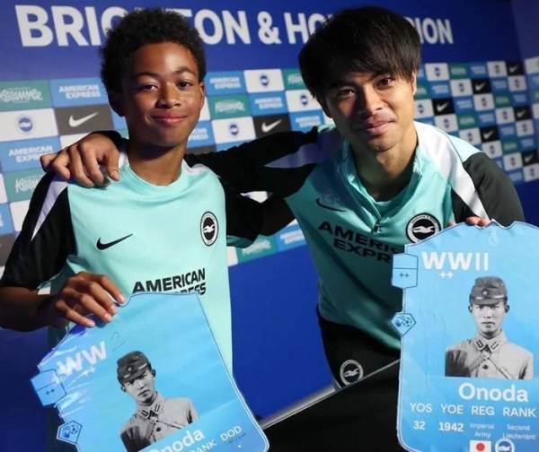 日本球员持“日本最后兵”照片合影<strong></p>
<p>绕过虚拟币</strong>，英超球队致歉