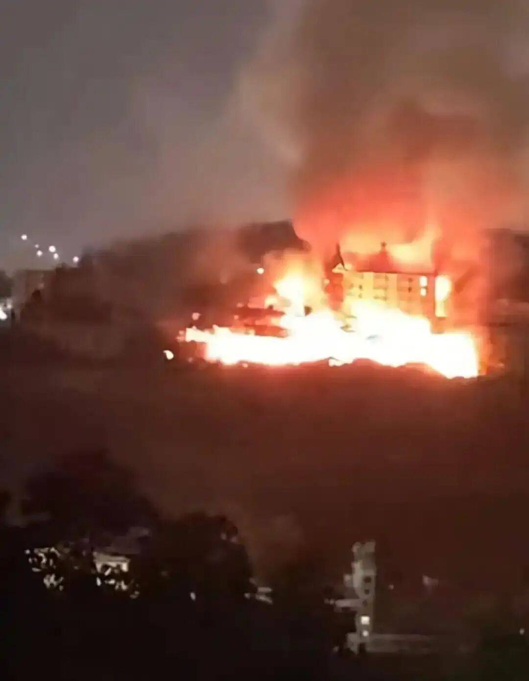 福州闽清县一酒店建筑夜间起火<strong></p>
<p>虚拟币之家</strong>，楼裙燃烧；当地消防：是废弃建筑，未造成伤亡，起火原因还在调查中