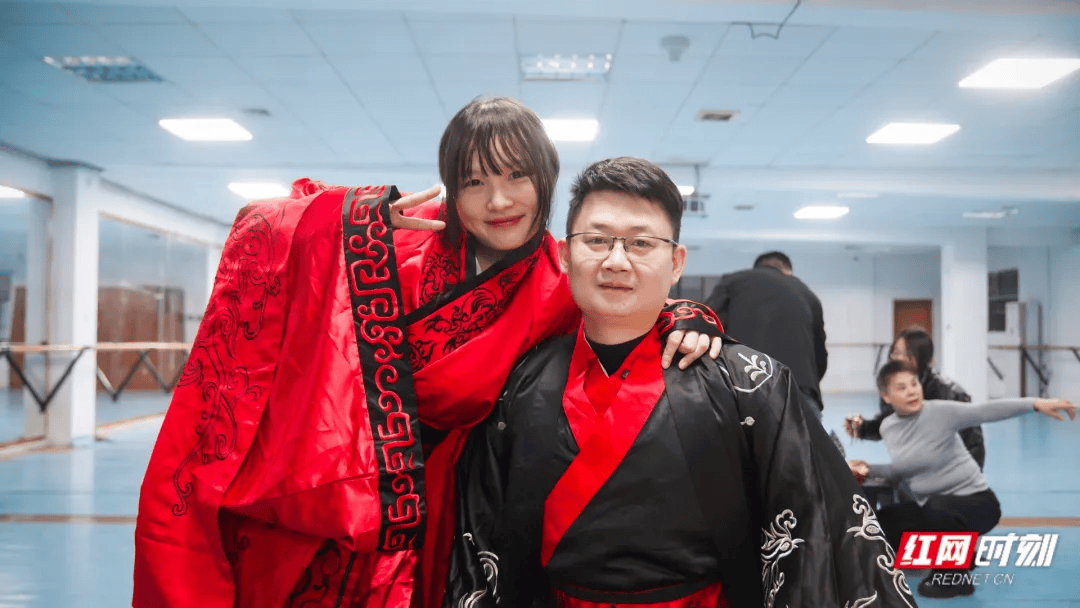 汶川地震被救起的女孩<strong></p>
<p>虚拟币之家</strong>，17年后和救她的军人结婚了