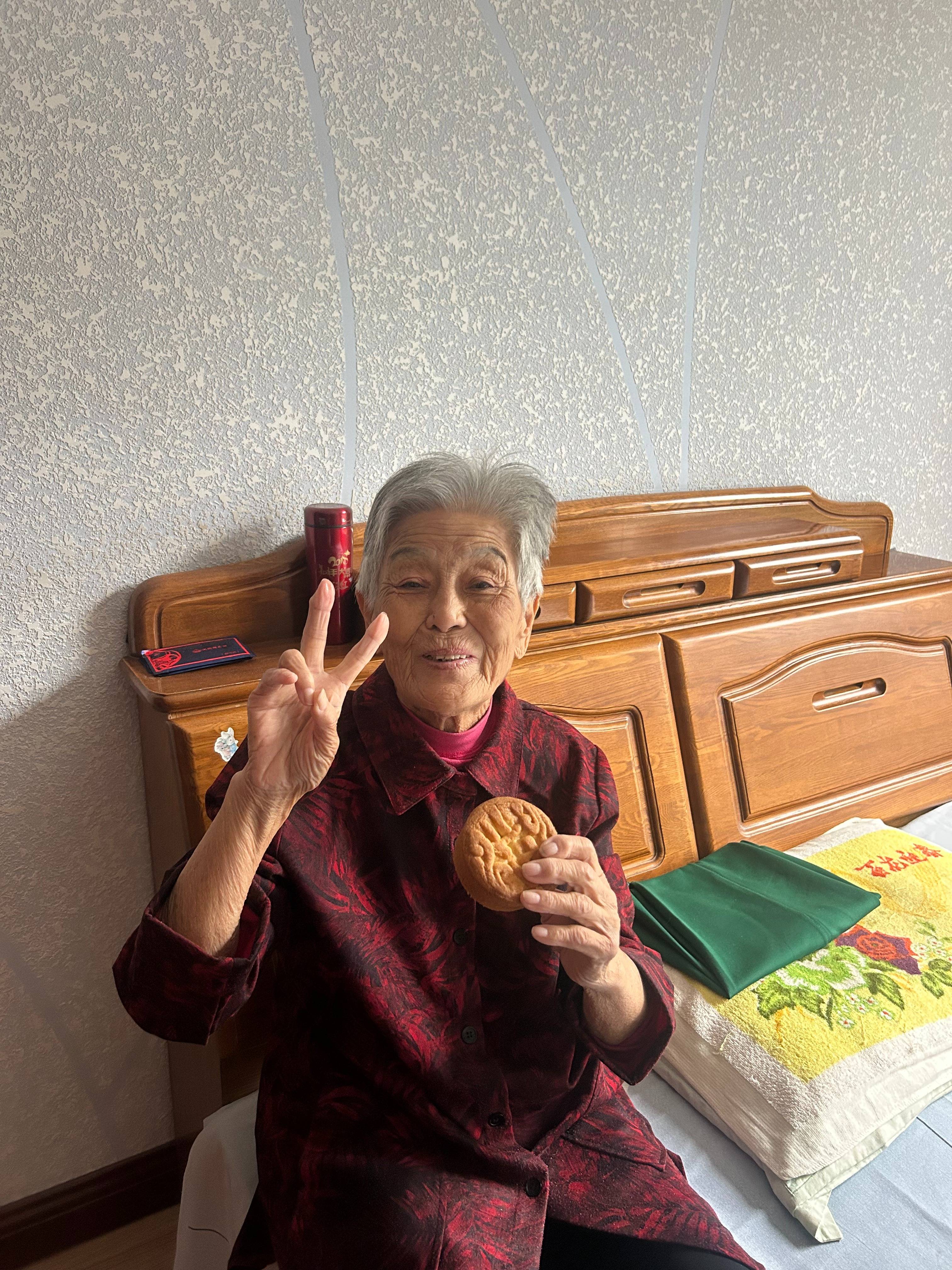 女子晒照对比奶奶自爷爷去世9个月后变化：再也不是时髦的老太太了<strong></p>
<p>虚拟钻石币</strong>，评论区泪目