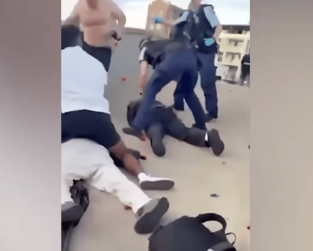 澳大利亚海滩枪击事件两名枪手为父子关系<strong></p>
<p>如何挖虚拟币</strong>，父亲50岁，儿子24岁！一名路人冒险夺枪反击，身中两弹，需接受手术